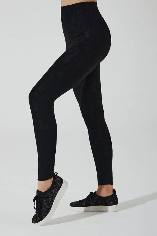 Side view of Olaben Classic Déese Fleur Legging 3D in Carbon black — 3D embossed fabric, sculpted profile
