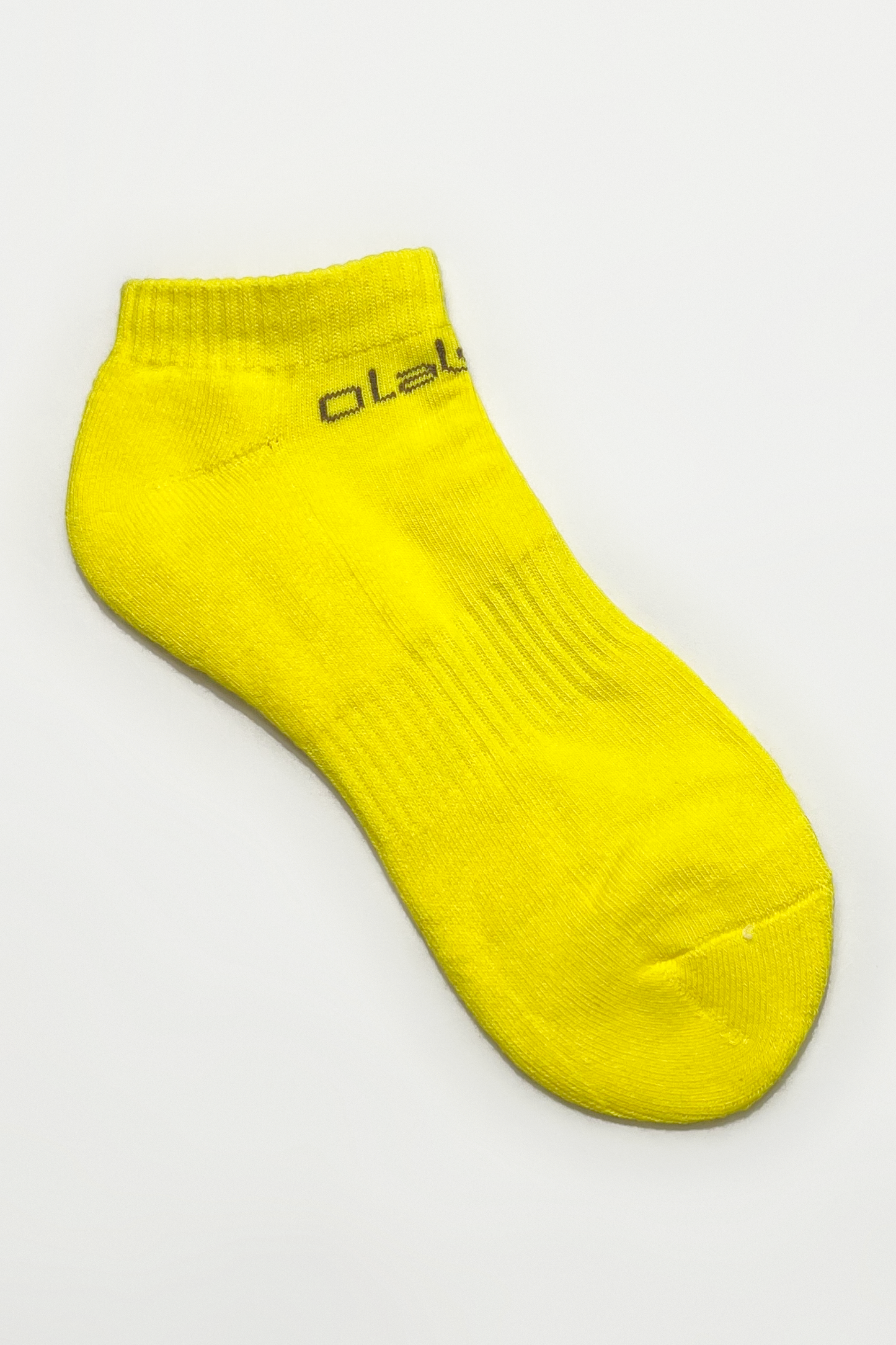 Colorful fusion of short socks in gold and yellow with a touch of kissy design.