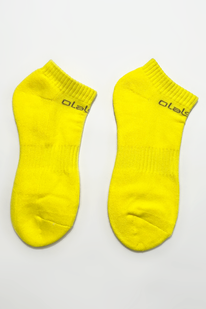 Colorful fusion of short socks in gold and yellow with a touch of kissy design.