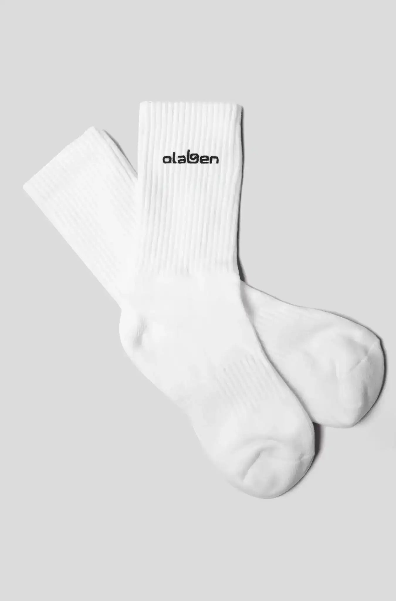 White ribbed crew socks with Olaben logo, ideal for yoga and fitness activities