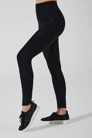 Side view of Olaben Classic Déese Fleur Legging 3D in Carbon black — 3D embossed fabric, sculpted profile