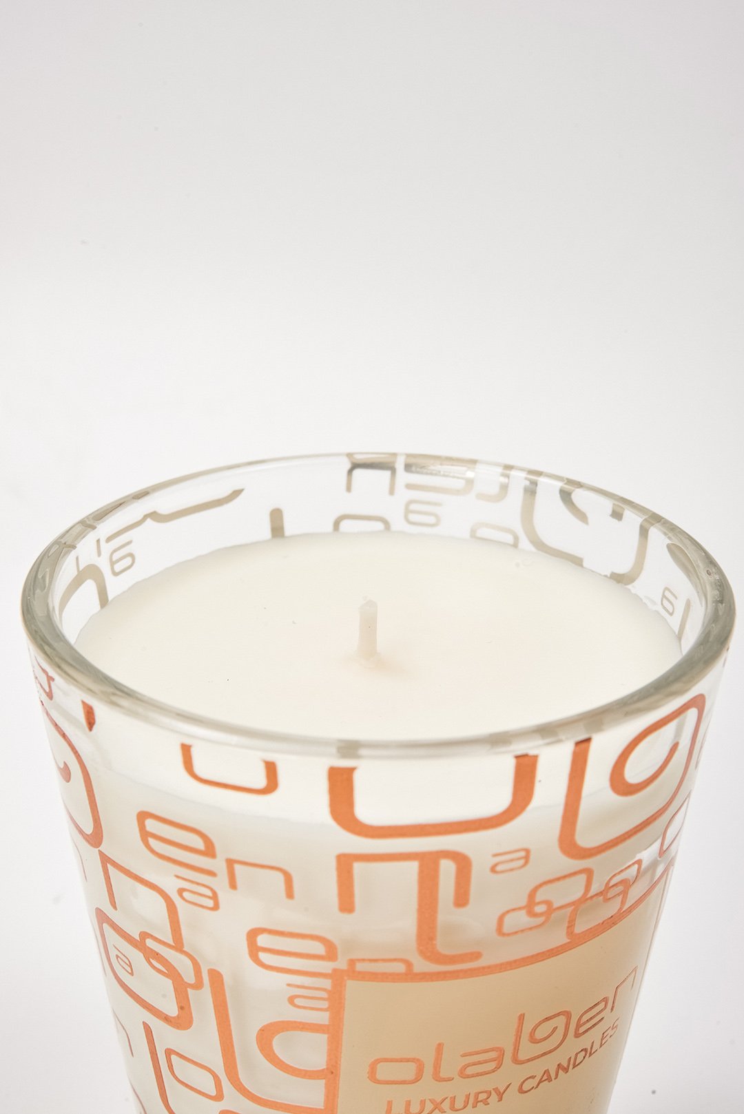 Opulent gold candle with fig and pomegranate scent, perfect for luxurious ambiance.