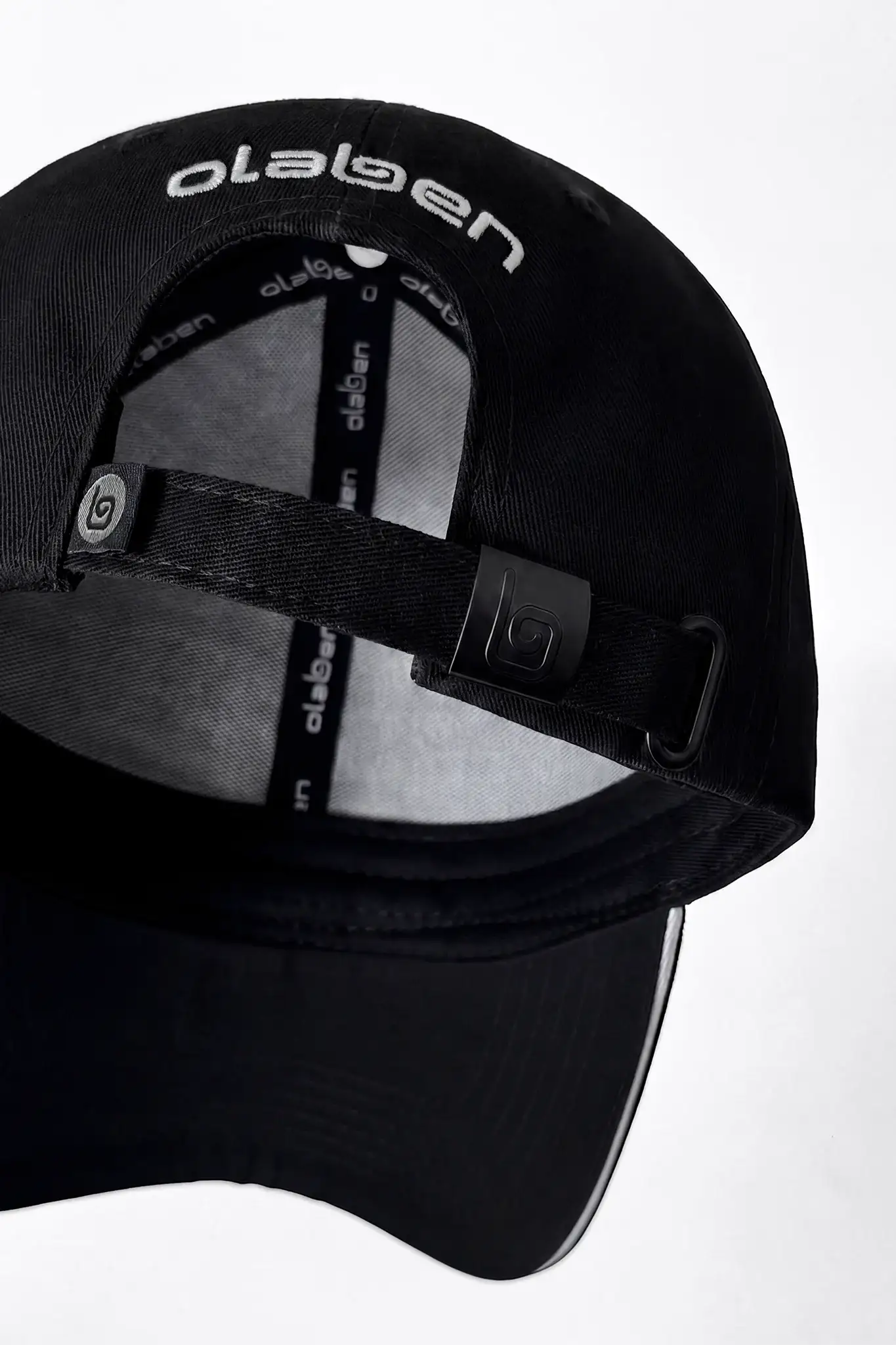 Black Olaben baseball cap with embroidered logo and adjustable strap, ideal for fitness and active wear