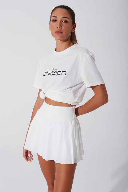 Unisex white short sleeve tee for women, perfect for casual and comfortable everyday wear.
